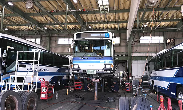 整備工場内